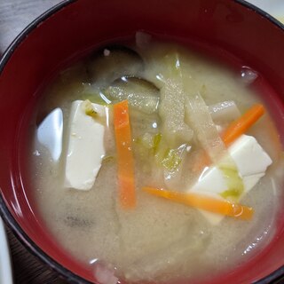 豆腐と人参とナスと白菜の味噌汁